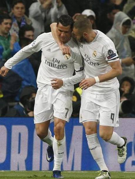 Cristiano Ronaldo e Karim Benzema esultano per il vantaggio. Reuters
